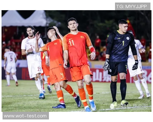 足球明星走通道瞬间展现自信风采 引领全场目光聚焦聚集